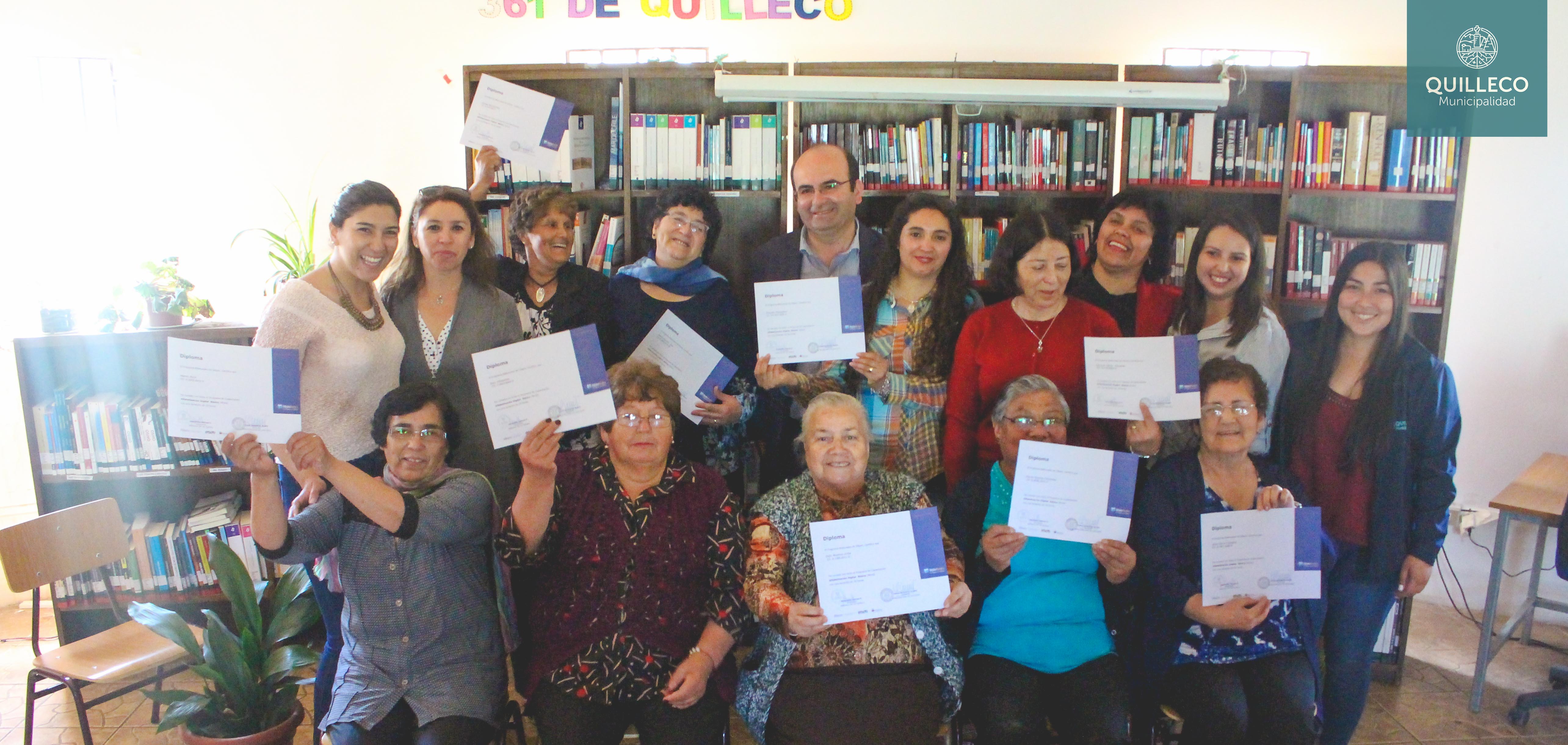 Grupo de vecinas aprueban curso de Computación Básica, impulsado por Biblioteca Municipal y Servicio País